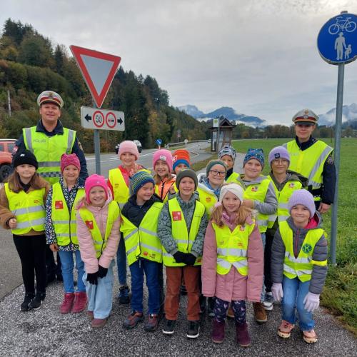 Klassenfoto mit Polizei